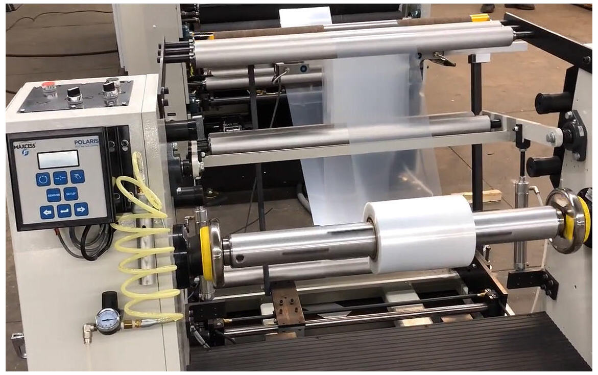 trục cấp phôi của máy cắt túi nhựa được gắn liền với động cơ servo và tủ điều khiển